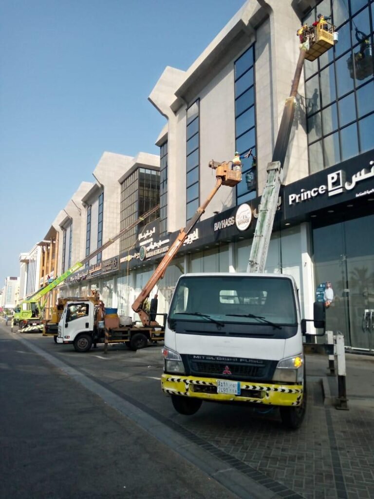 تنظيف واجهات زجاج