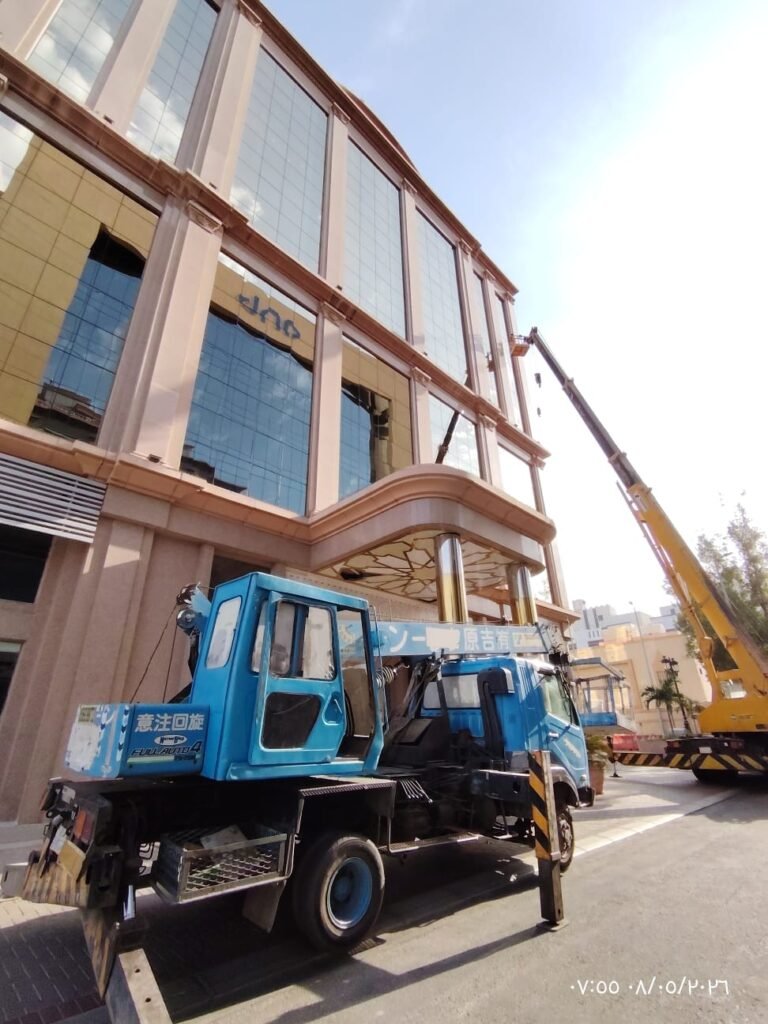 تنظيف واجهات زجاج