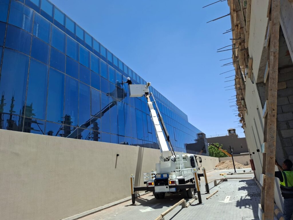 ازالة الواصق والاستيكر من الجدران